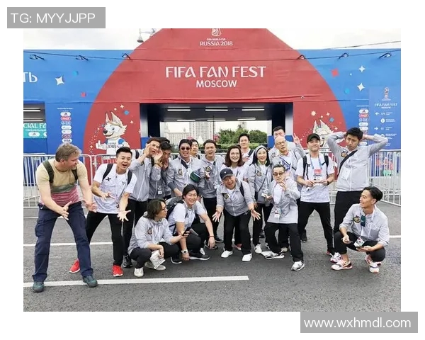 足球明星合影背景下男生头像展现独特风采与运动魅力 足球明星合影背景下男生头像展现独特风采与运动魅力